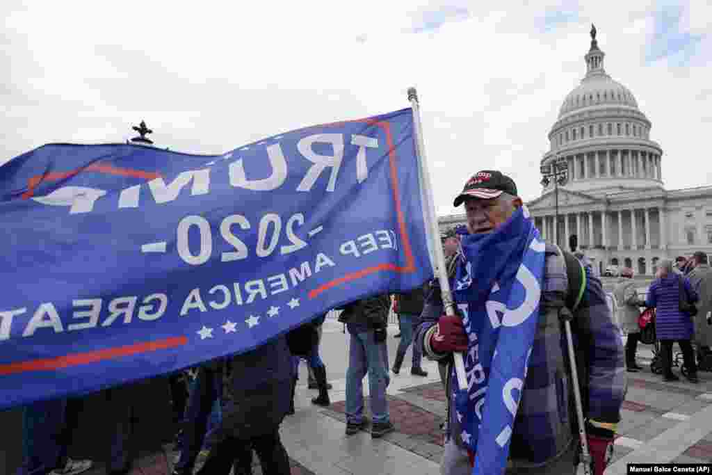 Apoiantes do Presidente Donald Trump marcham na capital, contra a confirmação dos votos do colégio eleitoral a ter lugar no capitólio, em Washington DC, 6 de Janeiro 2021