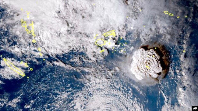 일본기상청 위성사진에 나타난 15일 남태평양 해저화산 분화.