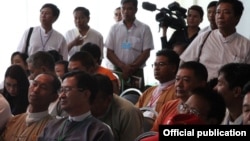 ဒုတိယမြောက်နေ့ ၈ လေးလုံး အခမ်းအနား တက်ရောက်လာသည့် ဝန်ကြီး ဦးအောင်မင်းကို ၈၈ မျိုးဆက်ခေါင်းဆောင် ဦးကိုကိုကြီးနဲ့အတူ တွေ့ရစဉ်။ (ဓာတ်ပုံ-တက်တိုး-facebook)