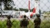 Soldados montan guardia en la escena del crimen luego de que dos explosiones en el aeropuerto internacional Camilo Daza mataran a varias personas, en Cúcuta, Colombia el 14 de diciembre de 2021. Fotografía tomada a través de una valla.