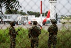 Soldados hacen guardia en la escena del crimen luego de que dos explosiones en el aeropuerto internacional Camilo Daza mataran a varias personas, en Cúcuta, Colombia 14 de diciembre de 2021.