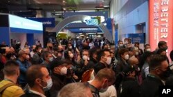 Une foule attend d'entrer dans la salle d'exposition principale du salon technologique CES le mercredi 5 janvier 2022 à Las Vegas. (AP/Joe Buglewicz)