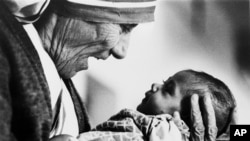 지난 1978년 테레사 수녀가 인도 캘커타에 설립한 고아원에서 팔 없이 태어난 아기를 돌보고 있다.