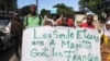 Les manifestants devant l'ambassade de France pour protester contre la situation actuelle de l'immigration sur le territoire français de Mayotte, à Moroni, Comores, le 12 avril 2018.