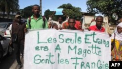 Les manifestants devant l'ambassade de France pour protester contre la situation actuelle de l'immigration sur le territoire français de Mayotte, à Moroni, Comores, le 12 avril 2018.