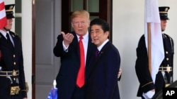 Le président Donald Trump, au centre à gauche, accueille le Premier ministre japonais Shinzo Abe, au centre à droite, à la Maison Blanche à Washington, le 7 juin 2018. (AP Photo / Manuel Balce Ceneta, 7 juin 2018)