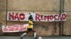 Um jogador de futebol chuta uma bola durante o torneio organizado pela Copa Popular, com participação de 10 favelas, para protestar contra remoções forçadas. 15 de Junho de 2013.