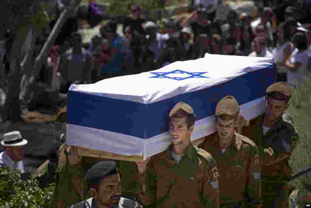 Israeli soldiers carry the coffin of Sgt. Max Steinberg, during his funeral at the Mount Herzel military cemetery in Jerusalem, July 23, 2014.