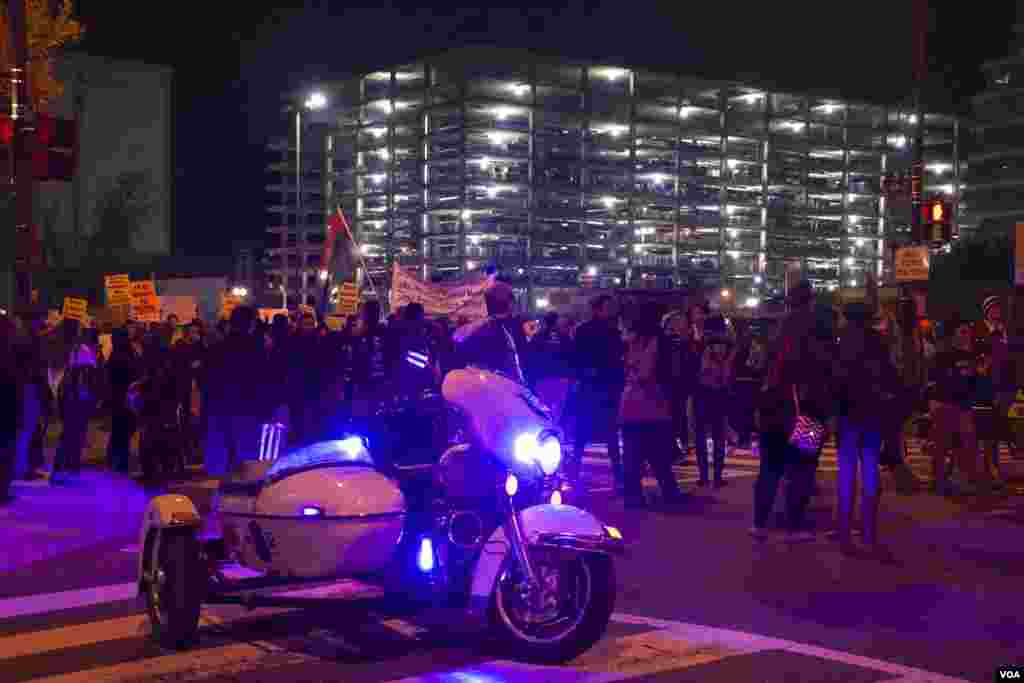 Manifestantes protestaram pacificamente em Washington DC na noite de Terça-feira, 25, em solidariedade com a comunidade de Ferguson, após a decisão do Grande Júri de não acusar o polícia que atirou mortalmente em Michael Brown, um jovem negro de 18 anos. Nov. 2014