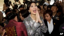 Mantan PM Thailand Yingluck Shinawatra meninggalkan gedung parlemen di Bangkok, Thailand hari Kamis (22/1).