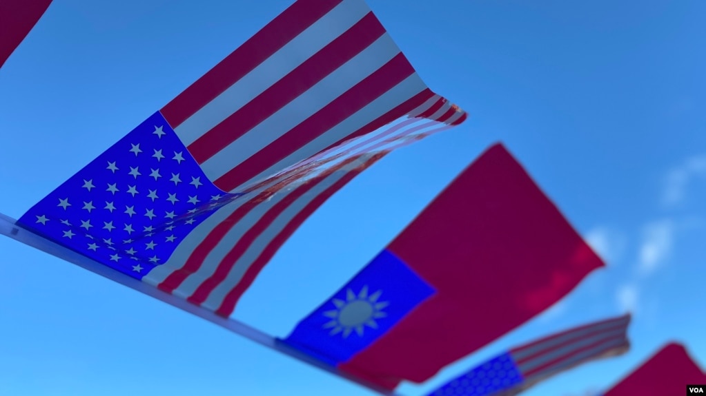 美国星条旗与台湾青天白日满地红旗帜在空中飘扬(美国之音锺辰芳拍摄)(photo:VOA)