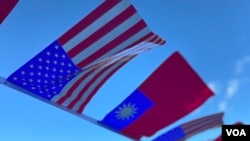 美国星条旗与台湾青天白日满地红旗帜在空中飘扬(美国之音锺辰芳拍摄)