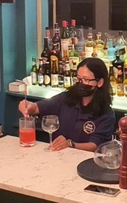 Sita Owens harus merangkap peran mulai dari mengatur jadwal kerja sampai menjadi bartender bahkan mengirim makanan demi menutupi kekurangan tenaga kerja (Foto: dokumen pribadi).