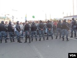 2012年5月普京就職總統前夕，莫斯科市中心反普京示威中抗議者與警察對峙。 (美國之音白樺拍攝）