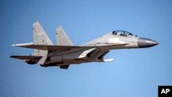 ARHIVA - Kineski lovac PLA J-16 (Foto: AP/Taiwan Ministry of Defense)