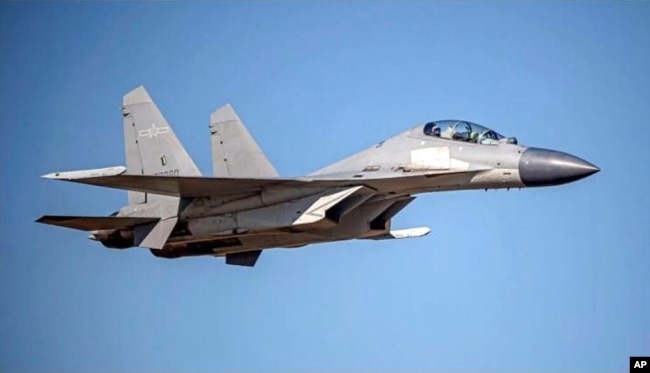 Jet tempur PLA J-16 China terbang di lokasi yang dirahasiakan. China menerbangkan lebih dari 30 pesawat militer menuju Taiwan pada 2 Oktober 2021. (Foto: AP)