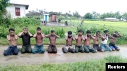 دستگیری ۱۰ مرد مسلمان اقلیت روهینگیا توسط نیروهای امنیتی میانمار در استان راخین - آرشیو