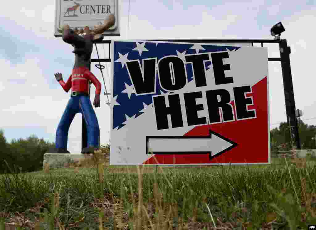 미국 메릴랜드주 화이트플레인스의 대선 예비선거 투표소로 사용된 '무스랏지' 산장 입구에 투표 안내 표지판이 걸려있다.