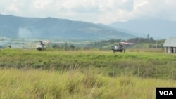 Dua Helikopter TNI AU di disiagakan di Pos Komando Sektor IV Lore Peore untuk mendukungan mobilitas pasukan dan logistik dalam Operasi Tinombala 2016 (VOA/Yoanes).