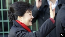 South Korea's presidential candidate Park Geun-hye of the ruling Saenuri Party waves to her supporters upon her arrival to cast her ballot for the presidential election at a polling station in Seoul, December 19, 2012.
