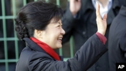 Ứng cử viên Park Geun-hye, chào những người ủng hộ khi bà đến bỏ phiếu tại một phòng phiếu ở Seoul, Nam Triều Tiên 19/12/12