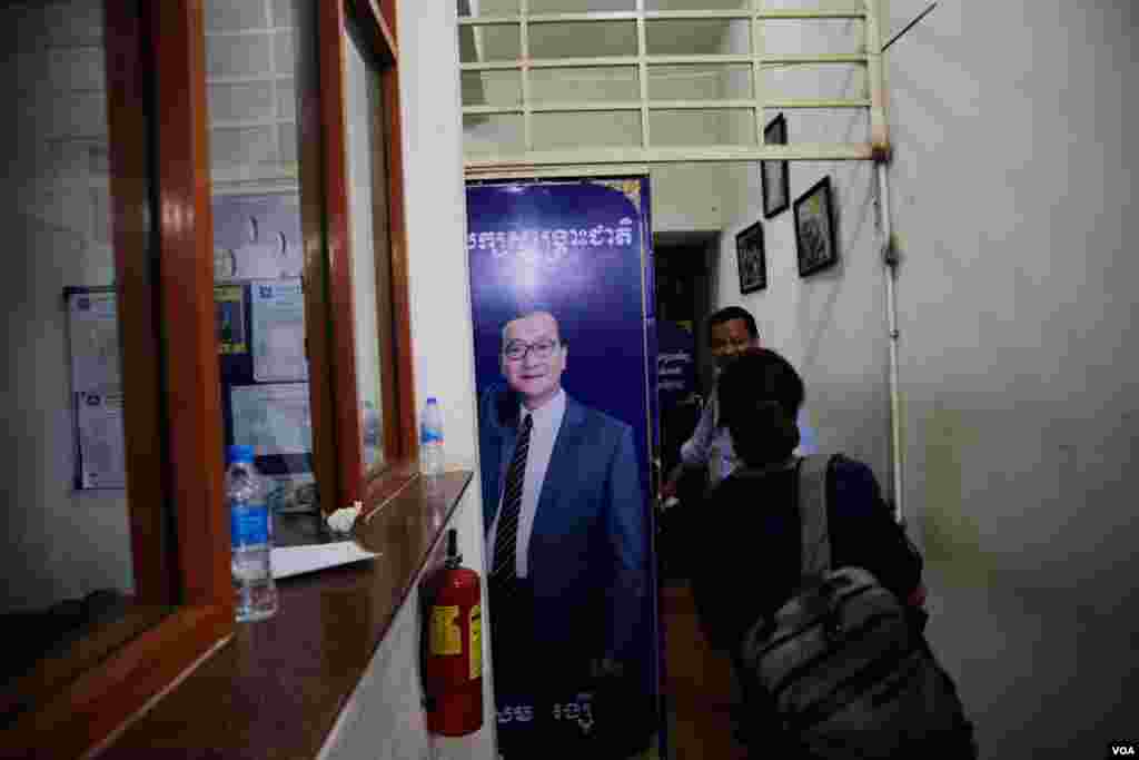 រូបអតីតមេបក្សជំទាស់ លោក សម រង្ស៊ី ត្រូវបានបញ្ឈរតាំង នៅពេលដែលក្រុមការងារ VOA ធ្វើដំណើរចូលទៅក្នុងទីស្នាក់ការគណបក្សសង្គ្រោះជាតិ នៅព្រលប់ថ្ងៃអាទិត្យ ទី៤ ខែមិថុនា ឆ្នាំ២០១៧ គឺនៅក្រោយការបោះឆ្នោតឃុំសង្កាត់ ដែលលោក សម រង្ស៊ី ធ្លាប់រំពឹងថា នឹងមានលទ្ធផលអាចនាំមកនូវការវិលត្រឡប់ចូលមាតុភូមិរបស់លោកវិញ។ (អូន ឆេងប៉រ/VOA)