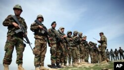 Tentara Nasional Afghanistan berjaga-jaga di distrik Dahna-e-Ghori, Baghlan, Afghanistan, Maret 2016.