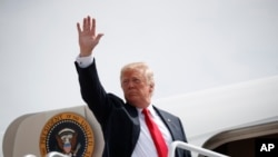 Le président Donald Trump monte à bord du Air Force One à la base aérienne Andrews, Md., le 17 août 2018.