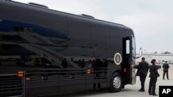 A bordo de este autobús Obama realiza su gira para promover plan educativo.