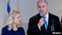 سارا نتانیاهو در کنار همسرش 