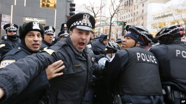 Las protestas continúan en Chicago e incluso la comunidad pide la renuncia del alcalde Rahm Emanuel.