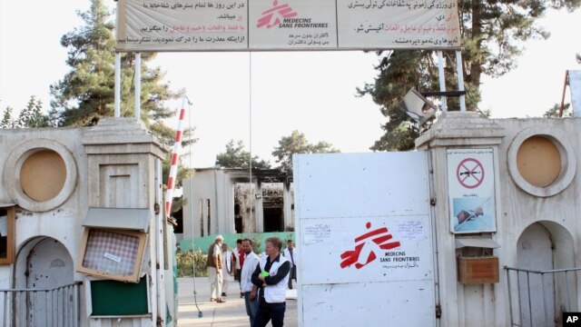 Christopher Stokes, director de Médicos Sin Fronteras observa la puerta del hospital de Kunduz, Afganistán derribado por tropas de EE.UU. y afganas que fueron a evaluar los daños del bombardeo del 3 de octubre.