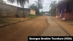 Route dégradée à Abidjan la capitale ivoirienne, en Côte d'Ivoire, le 17 octobre 2017. (VOA/Georges Ibrahim Tounkara)