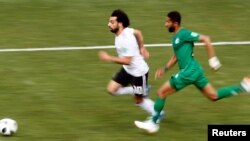 L'Egyptien Salah contre le Saoudien Al-Faraj lors de la Coupe du Monde 2018 en Russie, le 25 juin 2018.