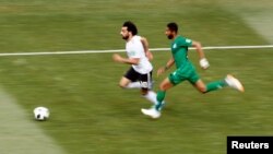 L'Egyptien Salah contre le Saoudien Al-Faraj lors de la Coupe du Monde 2018 en Russie, le 25 juin 2018.