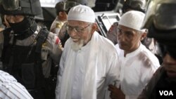 Abu Bakar Bashir digiring ke pengadilan dengan tuduhan mendanai dan membantu terorisme. (foto: dok)