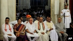 Menteri Lingkungan Hidup India, Jayanthi Natarajan (dua dari kiri) berada di antara para menteri kabinet PM Manmohan Singh saat akan diambil sumpahnya di New Delhi, India, 12 Juli 2011 (Foto: dok). 