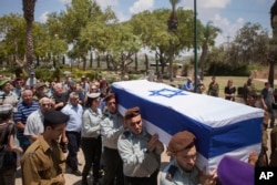 Israeli soldiers carry the coffin of Maj. Tzafrir Bar-Or, 32, at the military cemetery in Holon July 21, 2014.