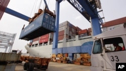 Un contenedor con mercancía procedente de China es descargado en el puerto de Boston.