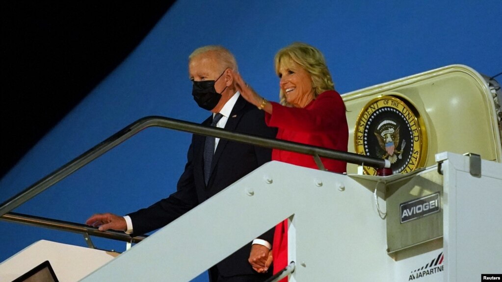 El presidente de EE. UU., Joe Biden, y su esposa Jill llegan al aeropuerto Fiumicino de Roma el 29 de octubre de 2021.