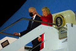 Presiden AS Joe Biden dan Ibu Negara Jill Biden tiba di bandara Fiumicino untuk menghadiri KTT G20 para pemimpin dunia dan bertemu Paus Fransiskus di Vatikan menjelang perjalanan presiden ke Glasgow untuk COP26, dekat Roma, Italia, 29 Oktober 2021. (Foto: Reuters)