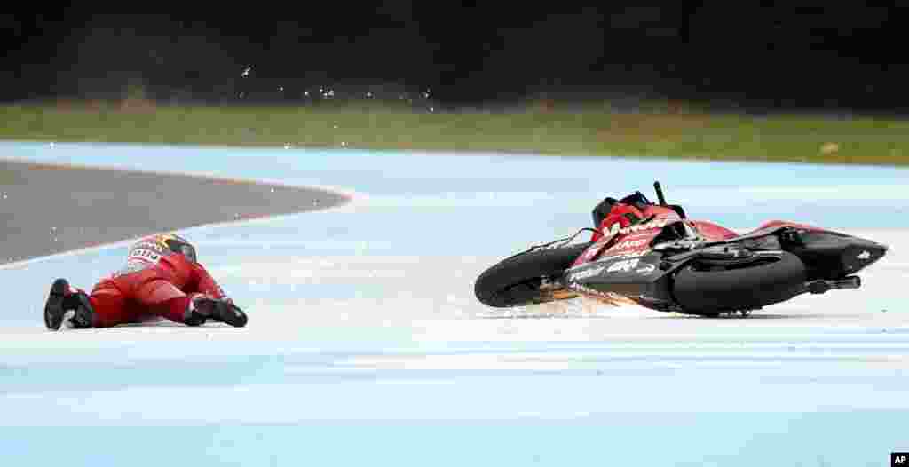 កីឡាករ Andrea Dovizioso មកពីអ៊ីតាលីដួលក្នុងពេលប្រណាំងម៉ូតូ Moto GP នៅទីលាន Termas de Rio Hondo ប្រទេសអាហ្សង់ទីន កាលពីថ្ងៃទិ៣០ ខែមីនា ឆ្នាំ២០១៩។
