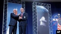 彭斯副總統（左）和美國航天航空局局長佈裡登斯坦2018年8月23日在德克薩斯州休斯頓的美國國家航天航空局約翰遜太空中心。