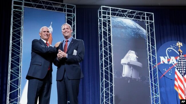 彭斯副总统（左）和美国航天航空局局长布里登斯坦2018年8月23日在德克萨斯州休斯顿的美国国家航天航空局约翰逊太空中心