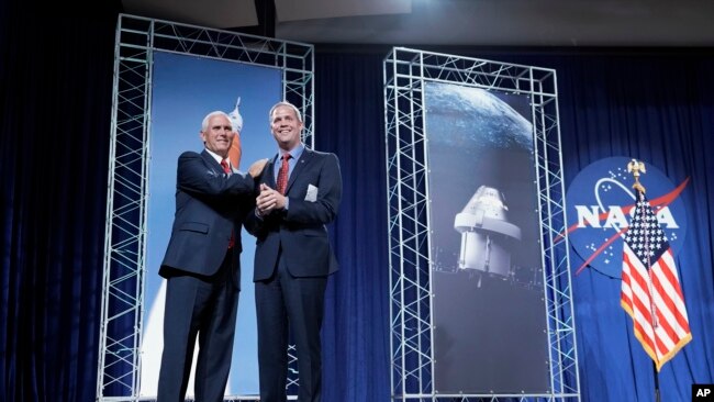 美国副总统彭斯与美国航空航天局局长布莱登斯坦。