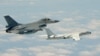 台湾F16战机监控伴飞在台湾南部巴士海峡上空飞行的中国空军H-6K轰炸机。(2018年5月11日)