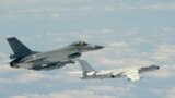 台湾F16战机监控伴飞在台湾南部巴士海峡上空飞行的中国空军H-6K轰炸机。(2018年5月11日)