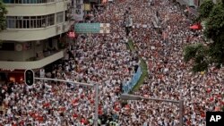 지난 6월 홍콩에서 정부의 '법죄인 인도법' 추진에 반대하는 대규모 시위를 시작으로 민주화와 캐리 람 행정장관 퇴진, 경찰의 과잉진압에 대한 정부의 사과 등을 요구하는 시위가 11주째 이어지고 있다.