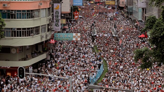 香港市民星期天举行空前规模的游行，抗议港府修订逃犯条例。