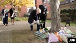 Thủ tướng Anh Boris Johnson tới đặt hoa tưởng nhớ các nạn nhân hôm 28/10.